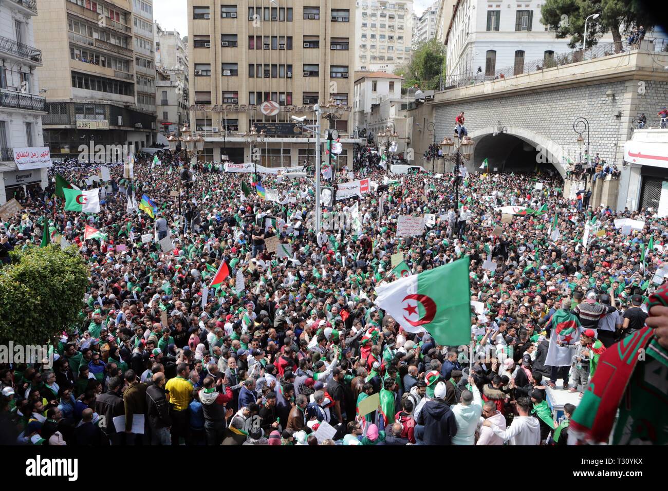 Alger, Algérie. Le 05 Avr, 2019. Algériens prennent part à une manifestation anti-gouvernementale d'exiger une refonte du système politique après de longs états de service le président Abdelaziz Bouteflika a démissionné cette semaine sous la pression de la puissante armée et manifestants de rue. Credit : Farouk Batiche/dpa/Alamy Live News Banque D'Images