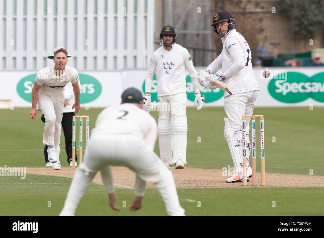 Hove, Sussex, UK. Le 05 Avr, 2019. Stiaan van Zyl est frappé par une balle de Will Davis au cours de la ronde de championnat du comté de Specsavers 1 match entre la promenade Sussex v CCC CCC Leicestershire lors du 1er centre de masse, comté de Hove, Angleterre le 5 avril 2019. Photo de John Mallett. Usage éditorial uniquement, licence requise pour un usage commercial. Aucune utilisation de pari, de jeux ou d'un seul club/ligue/dvd publications.... Credit : UK Sports Photos Ltd/Alamy Live News Banque D'Images