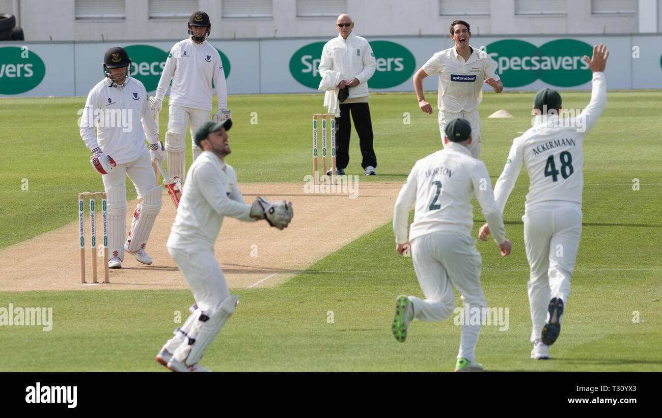 Hove, Sussex, UK. Le 05 Avr, 2019. Les joueurs du Leicestershire célébrer le guichet de Phil de sel durant la ronde de championnat du comté de Specsavers 1 match entre la promenade Sussex v CCC CCC Leicestershire lors du 1er centre de masse, comté de Hove, Angleterre le 5 avril 2019. Photo de John Mallett. Usage éditorial uniquement, licence requise pour un usage commercial. Aucune utilisation de pari, de jeux ou d'un seul club/ligue/dvd publications.... Credit : UK Sports Photos Ltd/Alamy Live News Banque D'Images