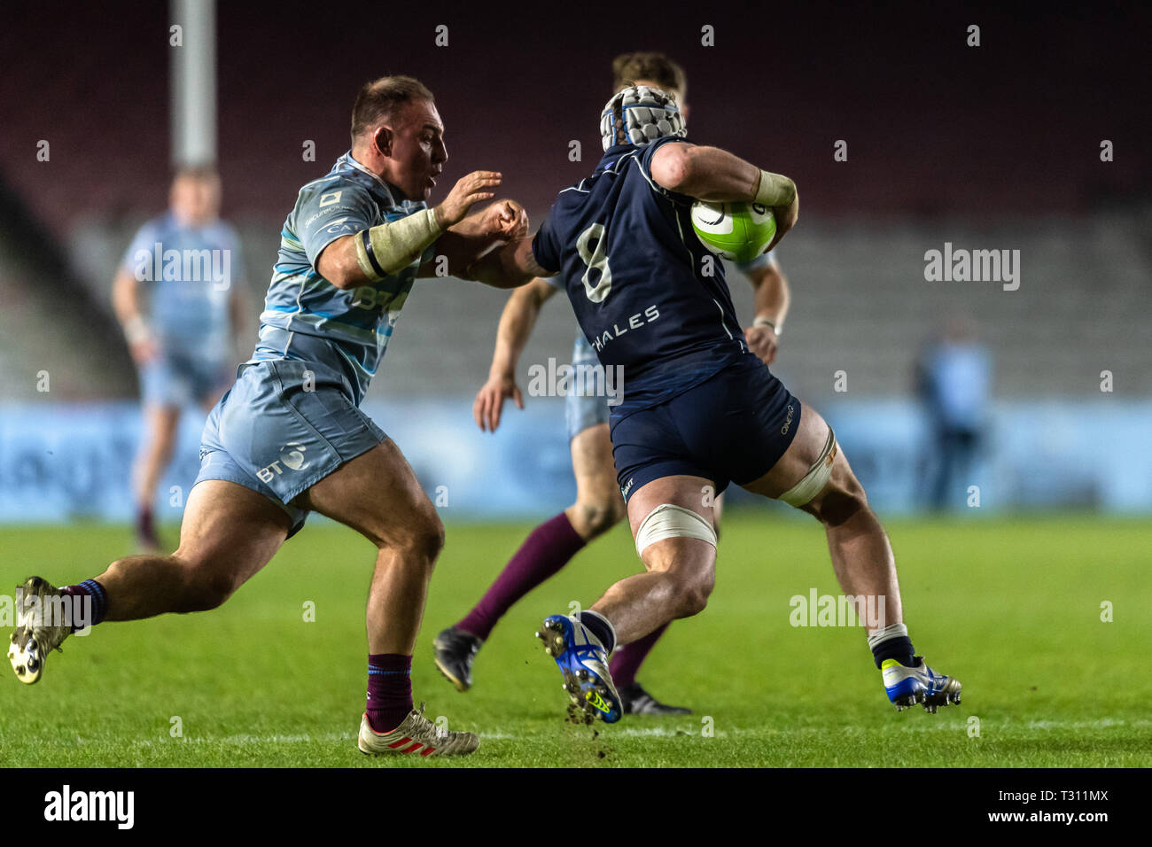 Londres, Royaume-Uni. Le 05 Avr, 2019. Hayler hommes Jarrard de marine (centre) est abordé par FLT LT Rob Bell de Royal Air Force (à gauche) au cours de Royal Air Force XV vs senior masculine senior de la Marine royale à XV sur Twickenham Stoop Vendredi, 05 avril 2019. (Usage éditorial uniquement, licence requise pour un usage commercial. Aucune utilisation de pari, de jeux ou d'un seul club/ligue/dvd publications.) Crédit : Taka Wu/Alamy Live News Banque D'Images