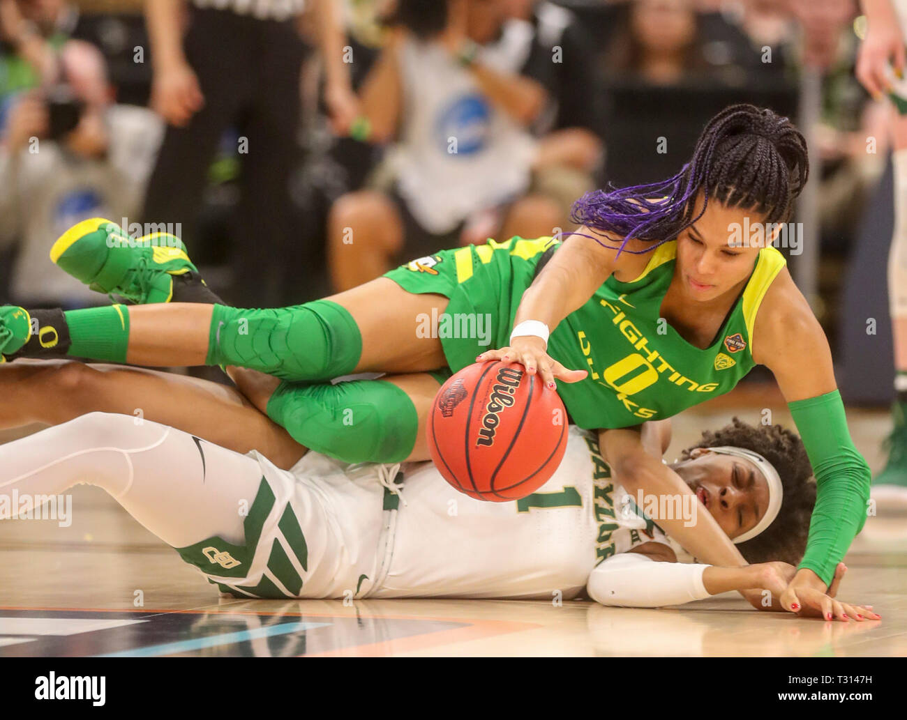 Tampa, Floride, USA. 5ème apr 2019. DIRK SHADD | fois.Oregon Ducks Sato Sabally avant (0) tombe sur Dame Baylor Bears avant NaLyssa Smith (1) tout en chassant la balle pendant la première moitié de leur NCAA Final Four du match de demi-finale vendredi, 5 avril, 2019 à Tampa. Credit : Dirk Shadd/Tampa Bay Times/ZUMA/Alamy Fil Live News Banque D'Images