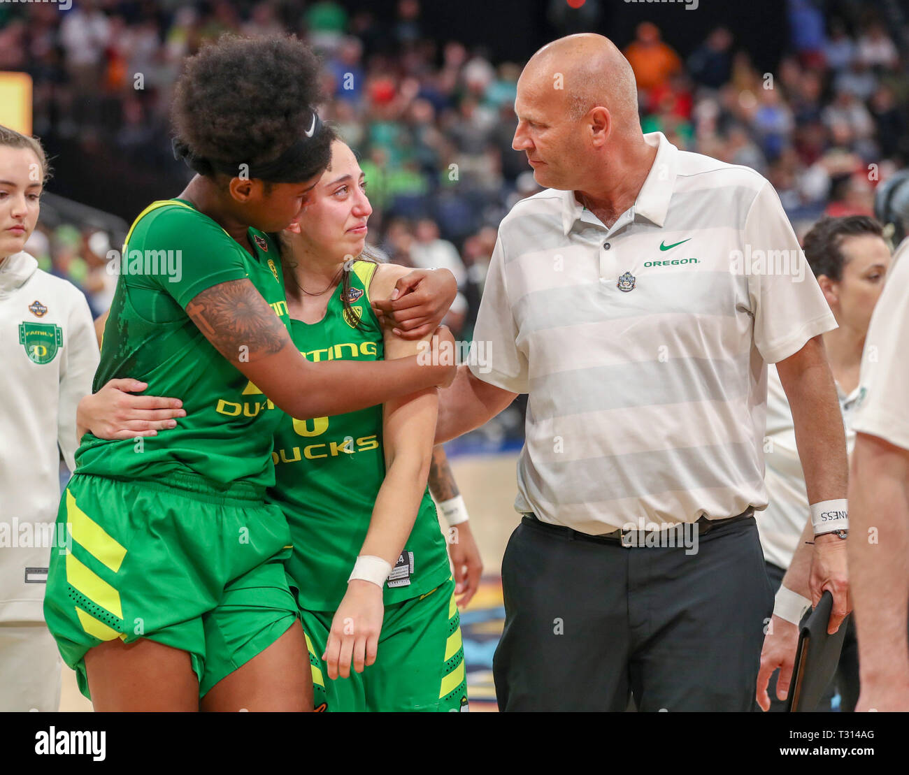 Tampa, Floride, USA. 5ème apr 2019. DIRK SHADD | fois.Oregon Ducks guard Maite Cazorla (5), au centre, est consolé par son coéquipier Oregon Ducks avant Ruthy Hebard (24), à gauche, comme ils marchent avec l'Oregon Ducks Head coach Kelly Graves après la perte de canards à la Dame Baylor Bears 72-67 dans leur NCAA Final Four du match de demi-finale vendredi, 5 avril, 2019 à Tampa. Dame Baylor Bears défait les Oregon Ducks 72-67. Credit : Dirk Shadd/Tampa Bay Times/ZUMA/Alamy Fil Live News Banque D'Images