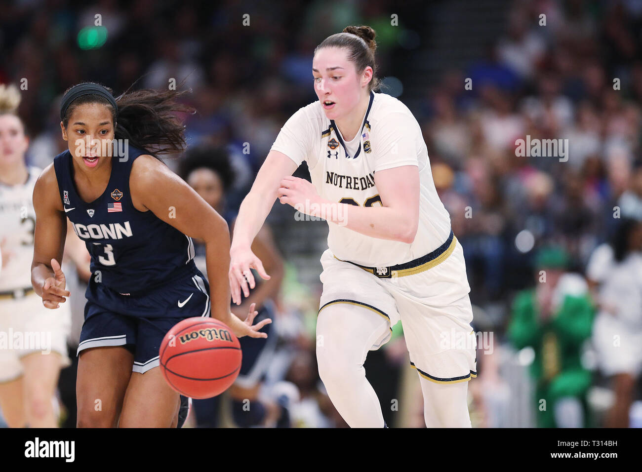 City, Floride, USA. 5ème apr 2019. MONICA HERNDON | fois .UConn Huskies guard Megan Walker (3) et de Notre Dame Fighting Irish de l'avant Jessica Shepard (32) Bataille pour la possession dans le premier trimestre de la NCAA Final Four du match à la demi-finale Amalie Arena le vendredi 5 avril, 2019. Credit : Monica Herndon/Tampa Bay Times/ZUMA/Alamy Fil Live News Banque D'Images