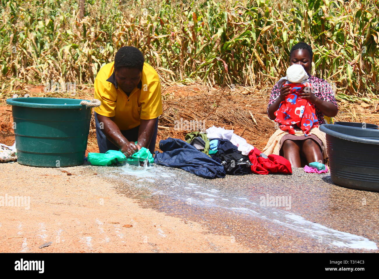 Chimanimani, Zimbabwe. 4ème apr 2019. Une femme se lave les vêtements tandis qu'un autre s'occupe de son bébé à l'Idai Ngangu frappées par le Cyclone, village de Chimanimani, le Zimbabwe, le 4 avril 2019. Le gouvernement du Zimbabwe a signalé 299 décès et 300 personnes portées disparues dans le Cyclone Idai. Credit : Stringer/Xinhua/Alamy Live News Banque D'Images