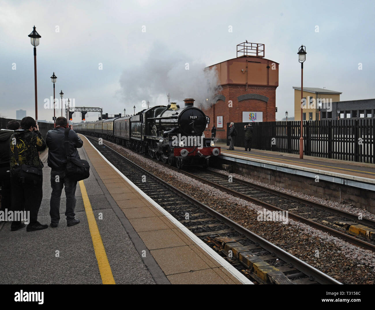 Birmingham, UK, 6 avril 2019. Ancienne Locomotive British Railways 7029 Château-d'Oisans est vue à Birmingham Moor Street Station car il rend public son premier voyage sur la ligne principale depuis 1988. Les trains sont Vintage base Tyseley Bretagne, société d'exploitation du train à vapeur et propose régulièrement des services transportés avec service d'argent de Birmingham à manger tout au long de l'été. G.P.Crédit Essex/Alamy Live News Banque D'Images