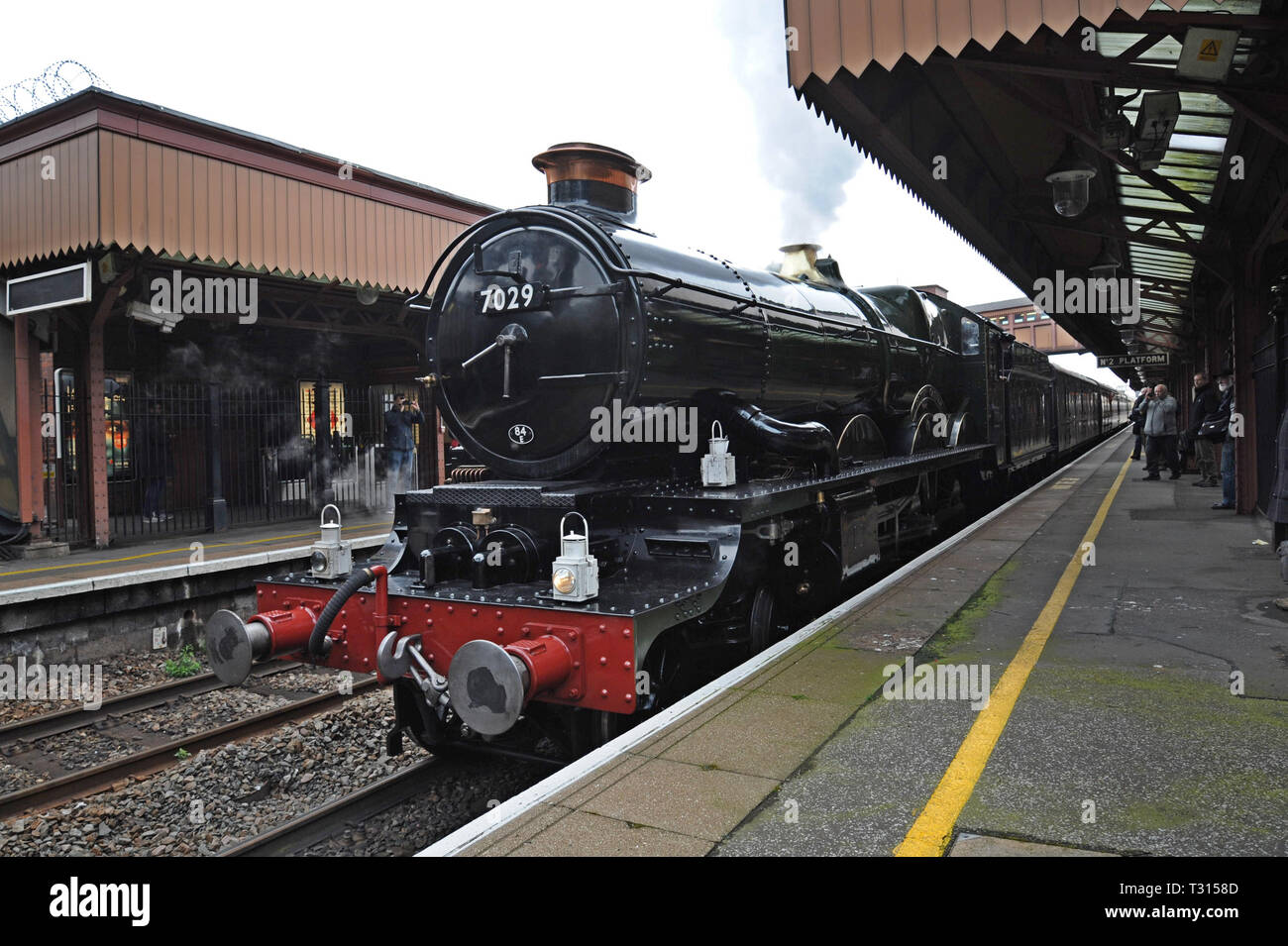 Birmingham, UK, 6 avril 2019. Ancienne Locomotive British Railways 7029 Château-d'Oisans est vue à Birmingham Moor Street Station car il rend public son premier voyage sur la ligne principale depuis 1988. Les trains sont Vintage base Tyseley Bretagne, société d'exploitation du train à vapeur et propose régulièrement des services transportés avec service d'argent de Birmingham à manger tout au long de l'été. G.P.Crédit Essex/Alamy Live News Banque D'Images