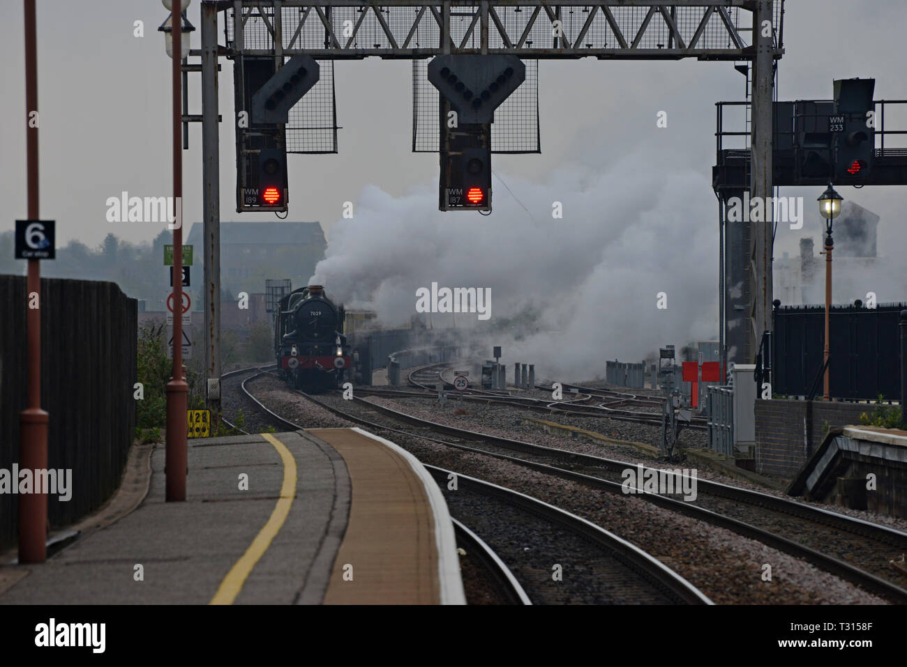 Birmingham, UK, 6 avril 2019. Ancienne Locomotive British Railways 7029 Château-d'Oisans s'approcher Birmingham Moor Street Station car il rend public son premier voyage sur la ligne principale depuis 1988. Les trains sont Vintage base Tyseley Bretagne, société d'exploitation du train à vapeur et propose régulièrement des services transportés avec service d'argent de Birmingham à manger tout au long de l'été. G.P.Crédit Essex/Alamy Live News Banque D'Images