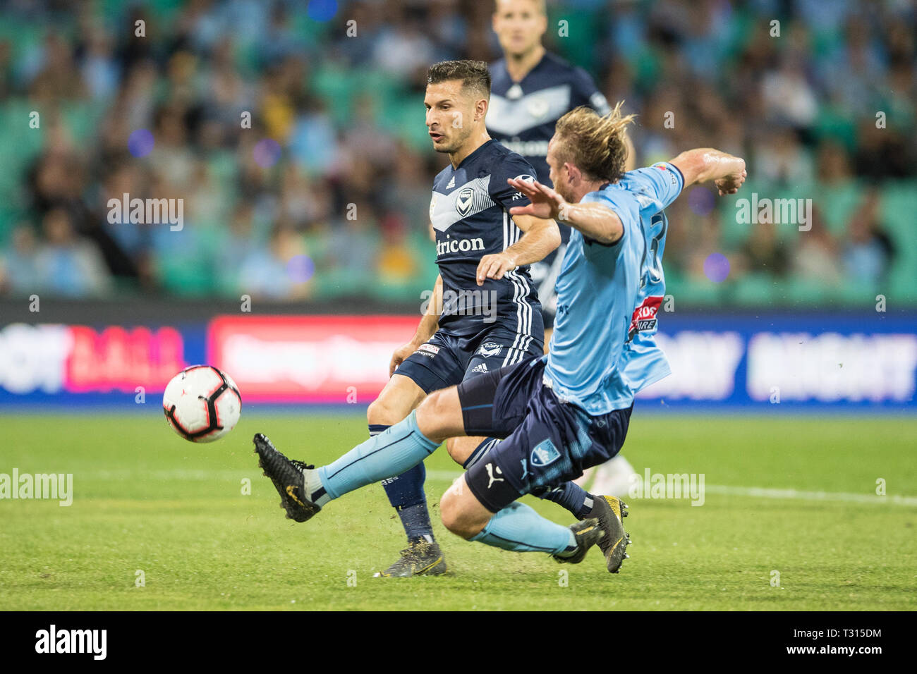 Sydney, Australie. 06 avr, 2019. Kosta Barbarouses de Melbourne Victory pousses et scores au cours du Hyundai A-League match entre Sydney Melbourne Victory FC v au Sydney Cricket Ground, Sydney, Australie, le 6 avril 2019. Photo de Peter Dovgan. Usage éditorial uniquement, licence requise pour un usage commercial. Aucune utilisation de pari, de jeux ou d'un seul club/ligue/dvd publications. Credit : UK Sports Photos Ltd/Alamy Live News Banque D'Images