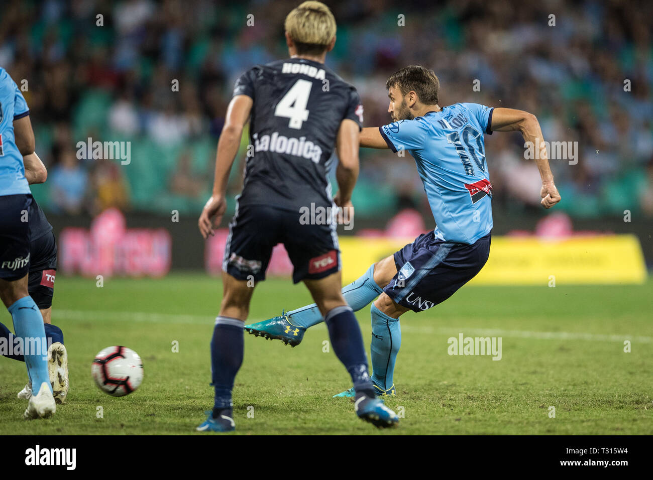 Milos Ninkovic de pousses Sydney FC et les scores le vainqueur 2-1 au cours de la Hyundai A-League match entre Sydney Melbourne Victory FC v au Sydney Cricket Ground, Sydney, Australie, le 6 avril 2019. Photo de Peter Dovgan. Usage éditorial uniquement, licence requise pour un usage commercial. Aucune utilisation de pari, de jeux ou d'un seul club/ligue/dvd publications. Banque D'Images