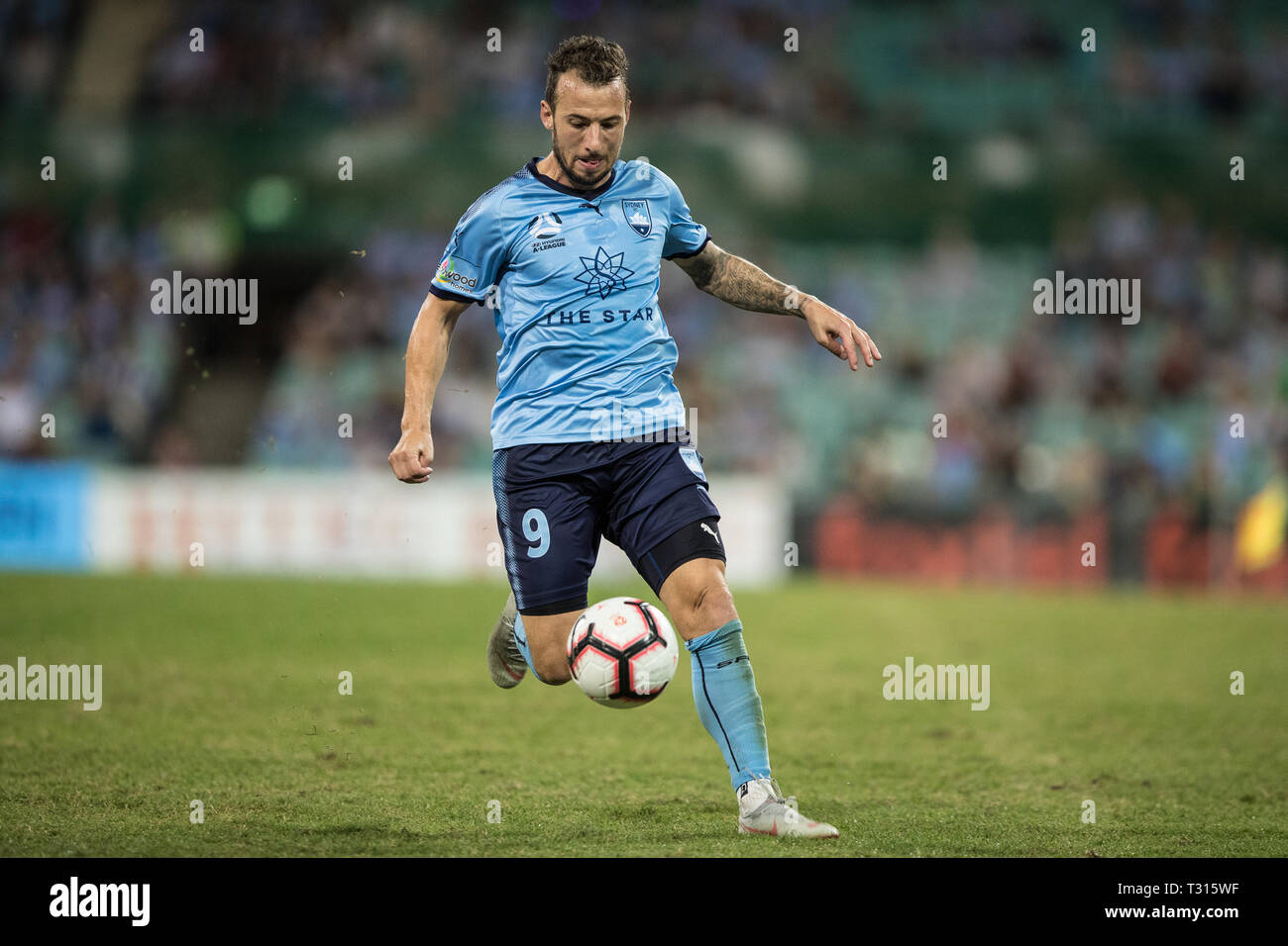 Adam Le fondre de Sydney FC d'attaquer au cours de la Hyundai A-League match entre Sydney Melbourne Victory FC v au Sydney Cricket Ground, Sydney, Australie, le 6 avril 2019. Photo de Peter Dovgan. Usage éditorial uniquement, licence requise pour un usage commercial. Aucune utilisation de pari, de jeux ou d'un seul club/ligue/dvd publications. Banque D'Images