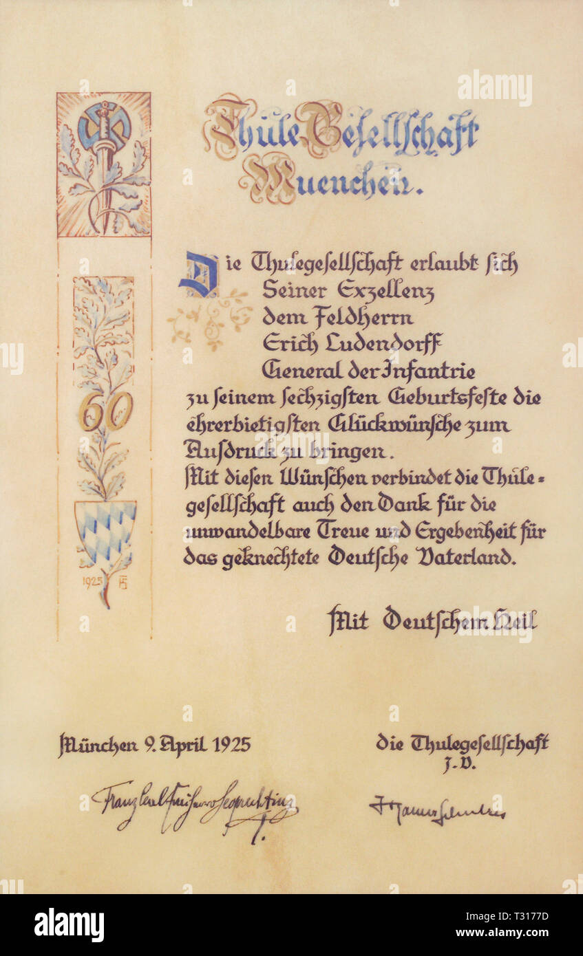 Erich Ludendorff, certificat de félicitations de la société Thule pour son 60e anniversaire le 9 avril 1925, grande-taille document vélin avec dans l'or et bleu de vignette peinte à la main, l'emblème de la société Thulé, épée et la roue solaire dans la couronne, et l'écusson bavarois respectivement anniversaire nombre '60' sur chêne, de la direction générale sur la marge inférieure monogrammé et daté '1925', le dévouement du texte dans l'encre noire, du 'Mil Deutschem Heil - Muenchen 9. Avril 1925', les signatures de Franz Carl Freiherr von Leoprechting et Hanns Schulze, derrière une vitre et Additional-Rights Clearance-Info, pa--Not-Available Banque D'Images