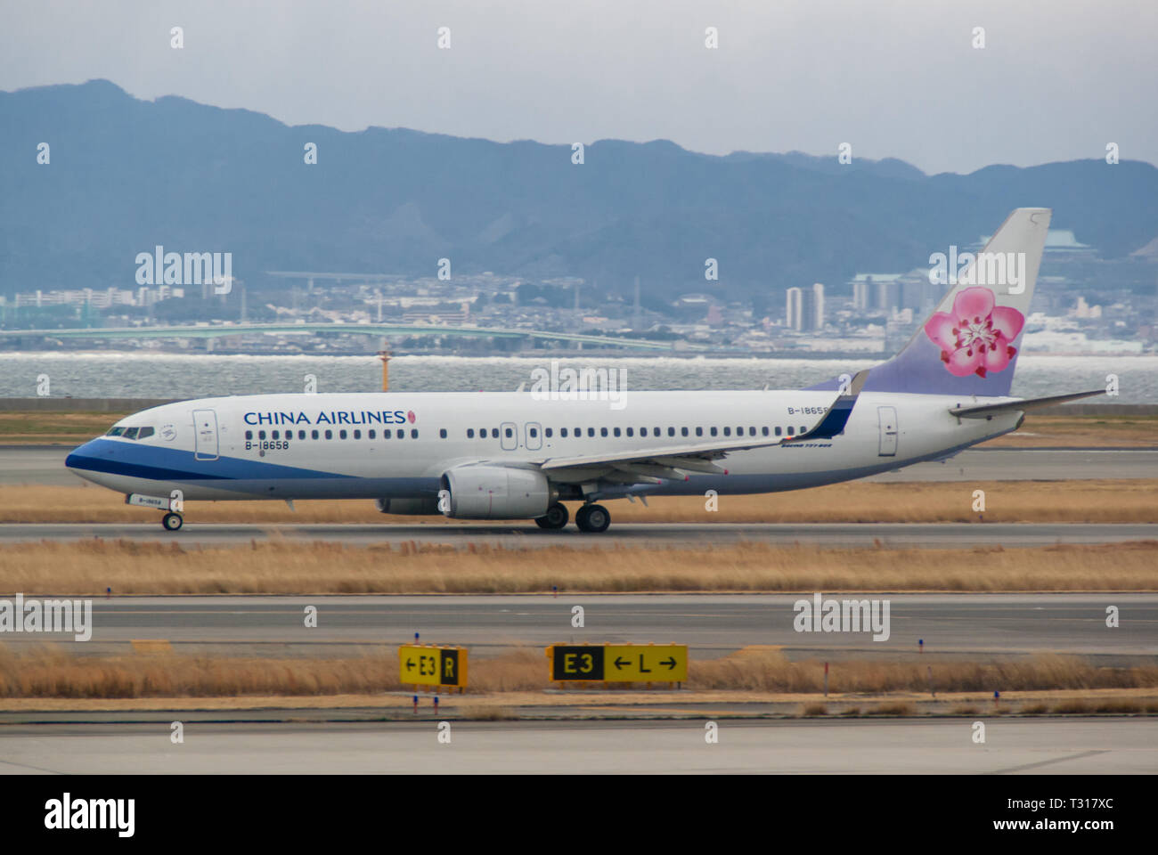Un avion de China Airlines en attente de décoller à l'Aéroport International de Kansai à Osaka, Japon. Banque D'Images