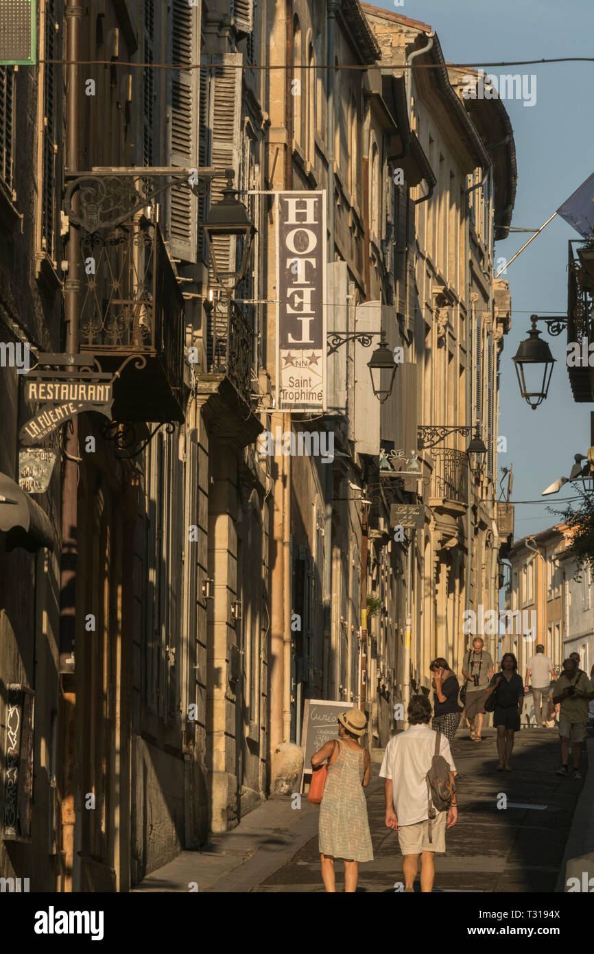 Rue de la calade est une des nombreuses rues étroites dans le centre de la vieille ville historique de Arles dans le sud de la France Banque D'Images