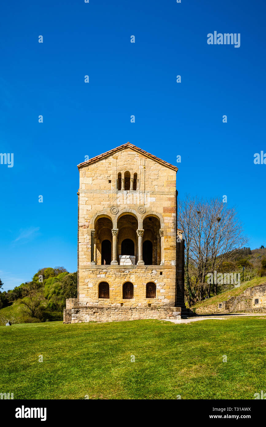 Oviedo, Espagne - 1 Avril 2019 : Eglise de Santa Maria del Naranco. Une église romane construite dans une montagne près de Oviedo Banque D'Images