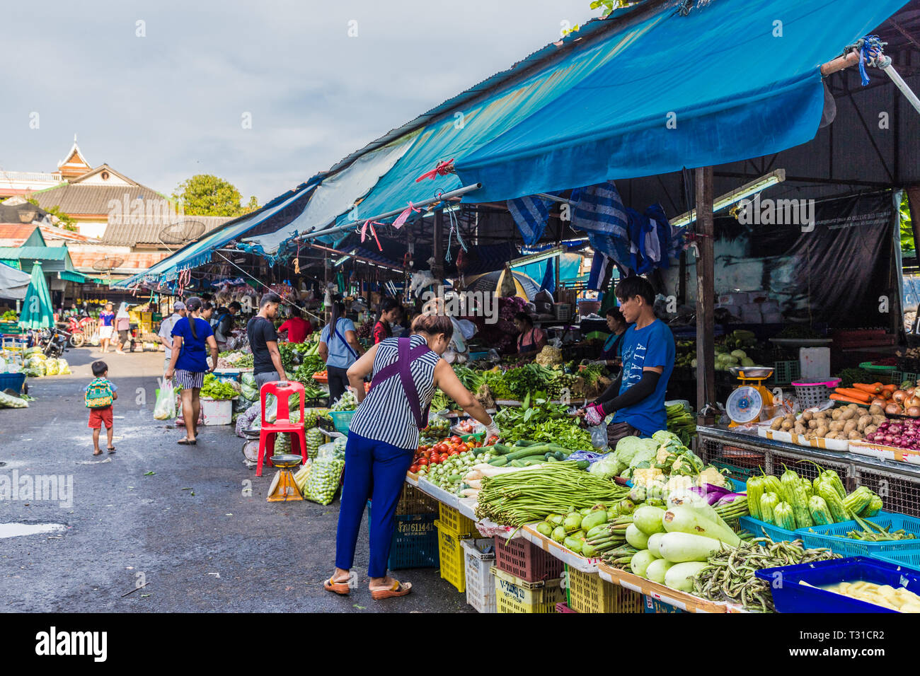 Février 2019. La ville de Phuket en Thaïlande. Une scène de marché au marché local de fruits de 24 heures dans la vieille ville de Phuket Banque D'Images