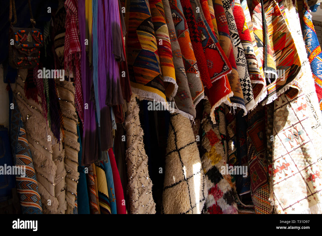 Maroc Marrakech Souk Medina décroche à tapis Banque D'Images