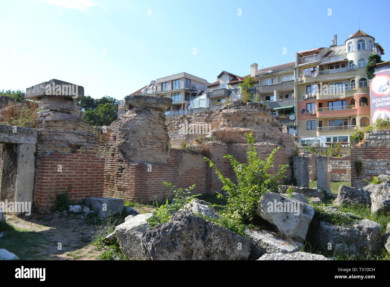 Thermes romains, Varna, Bulgarie. Plus grand bains romains en Bulgarie et 4 en Europe. Appartements moderne contraste derrière l'ancien et le nouveau. Banque D'Images