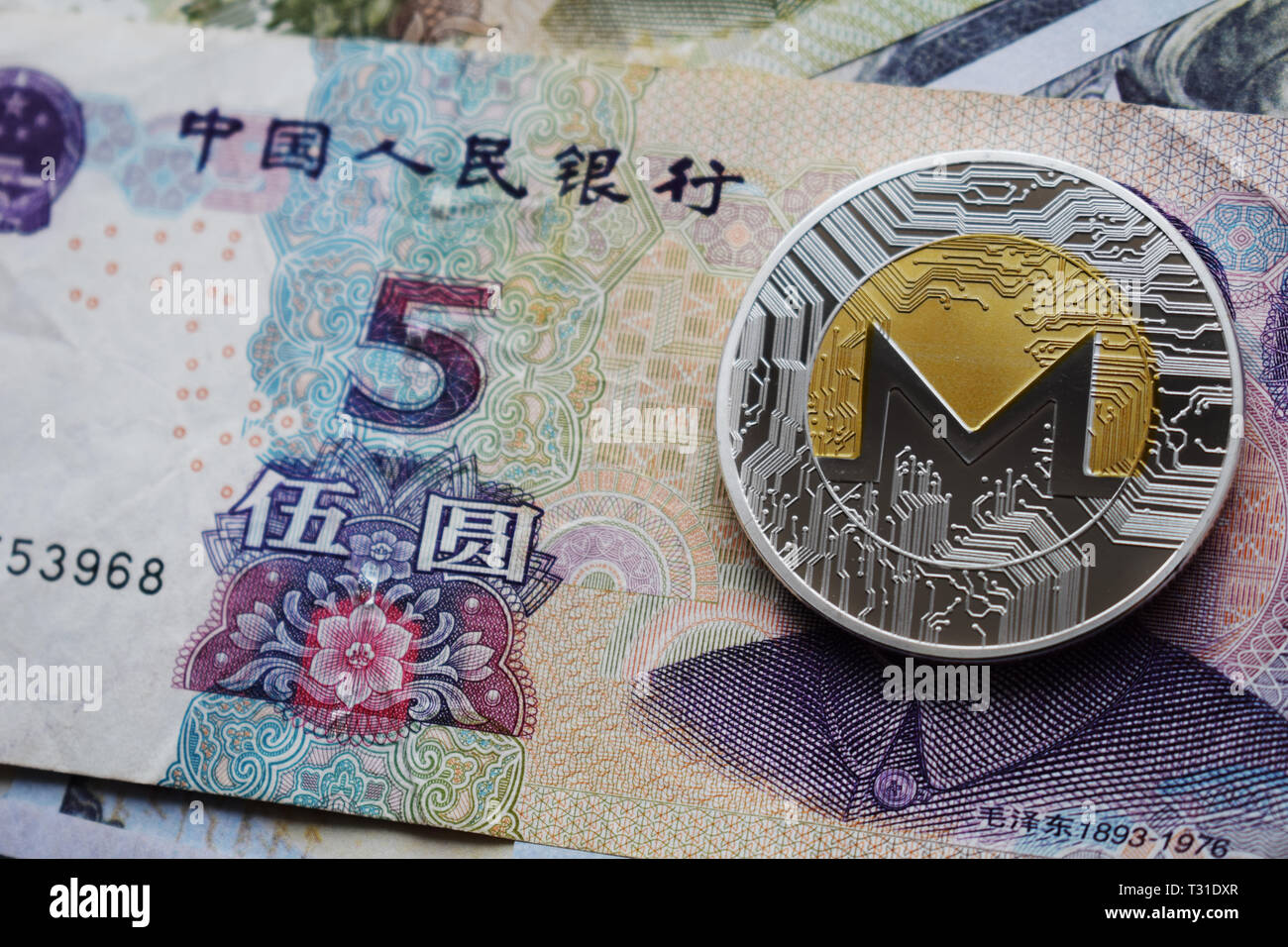 Monero XMR Pièces le yuan chinois des billets en euros. Close-up Photo  Stock - Alamy