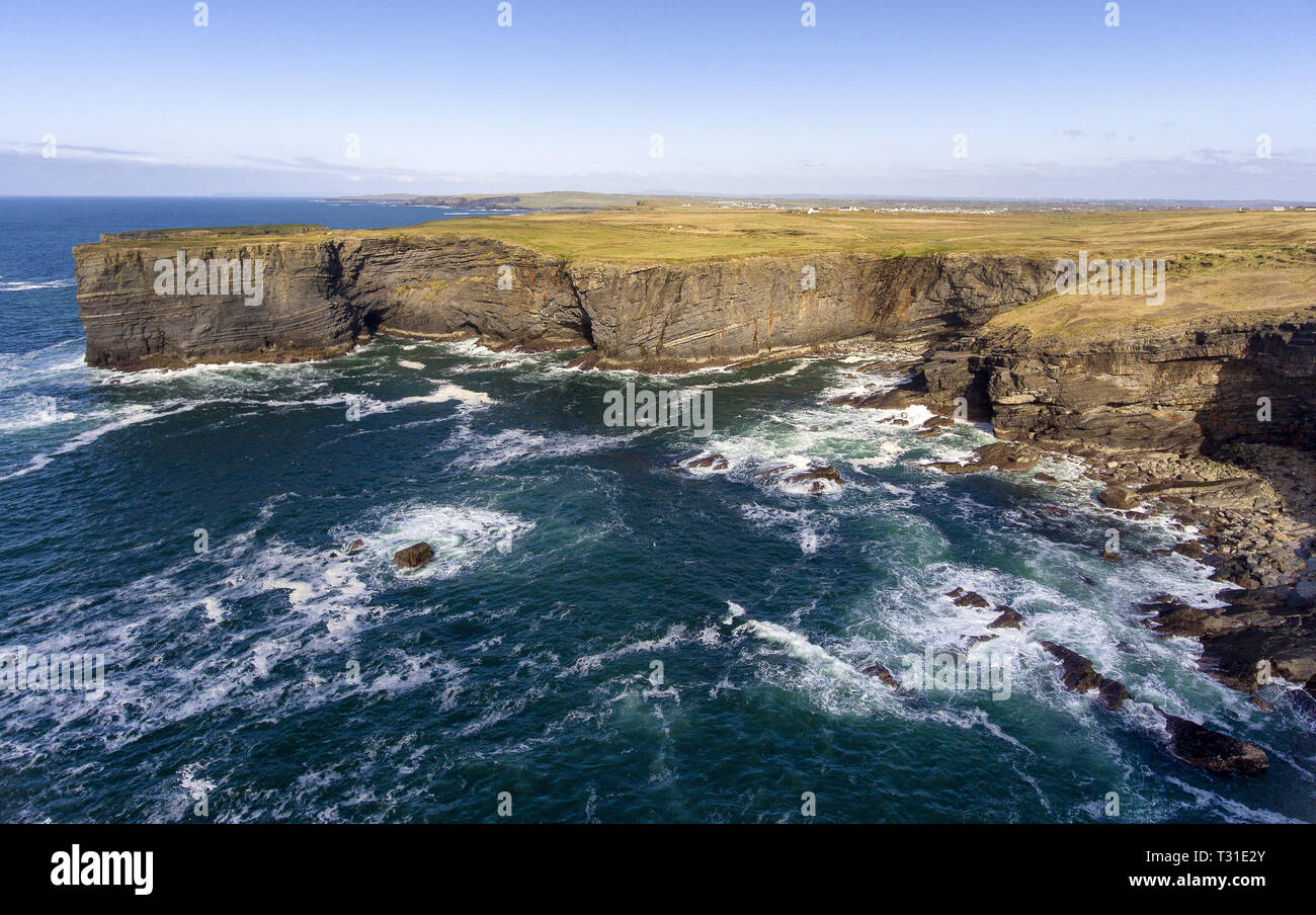 Vue aérienne la péninsule de Loop Head paysage, le long de la manière sauvage de l'Atlantique dans l'ouest du comté de Clare, Irlande. règlement pacifique des routes et des plages désertes s'étend. Banque D'Images