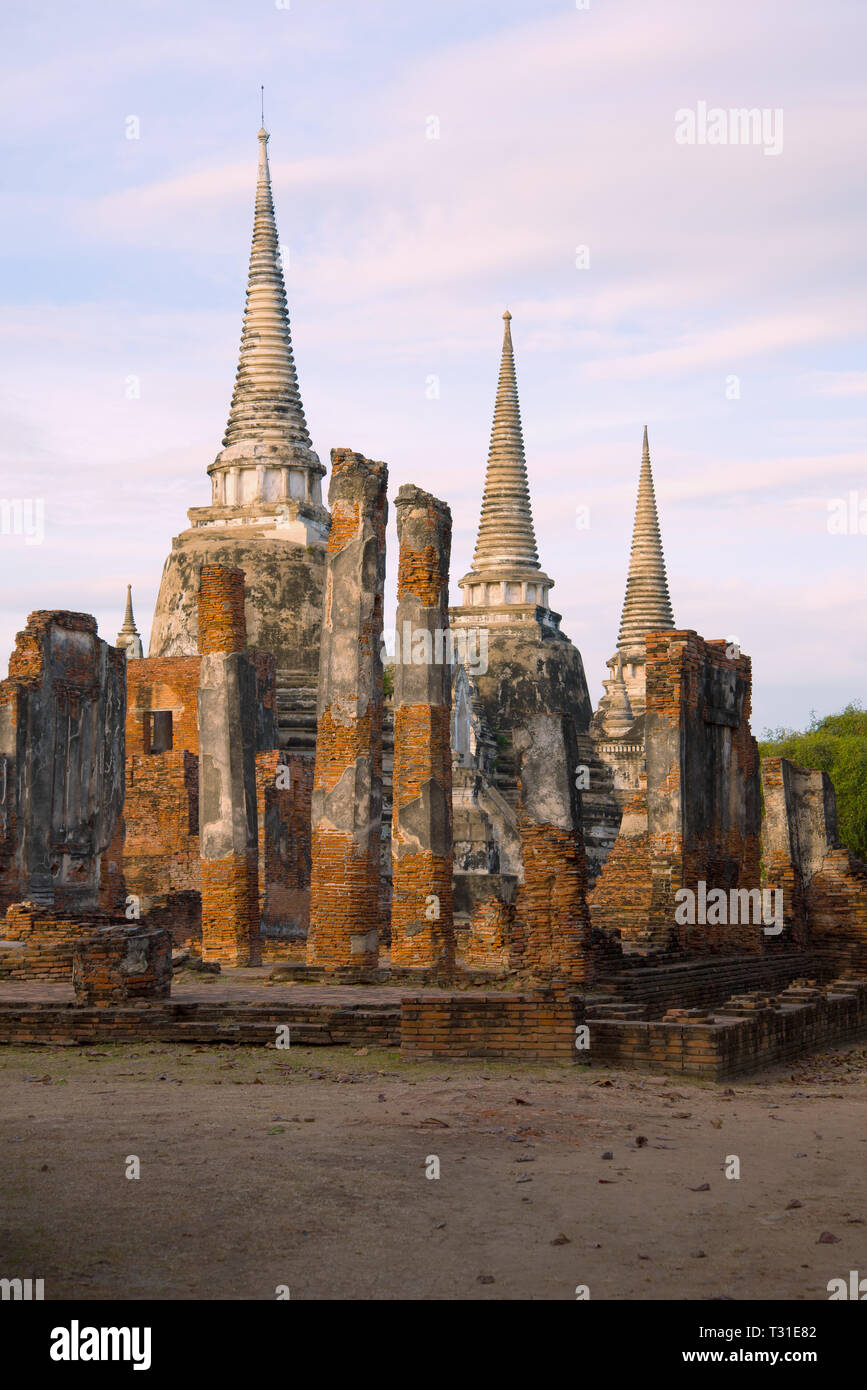 Vue sur les ruines du temple bouddhiste de Wat Phra Sri Sanphet tôt le matin. Ayutthaya, Thaïlande Banque D'Images