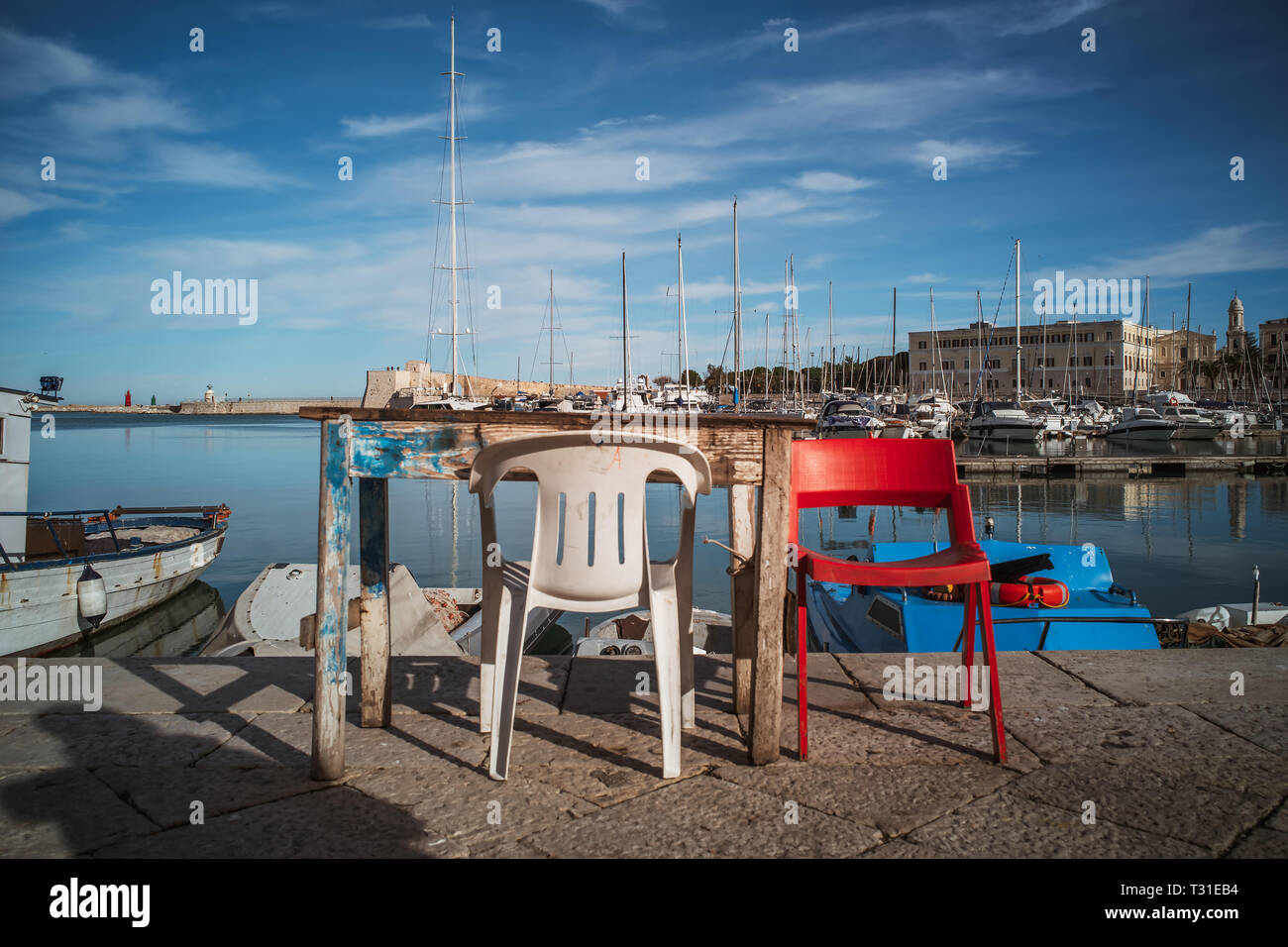 TRANI - ITALIE / Janvier 2018 : La vie dans le magnifique village de pêcheurs Banque D'Images