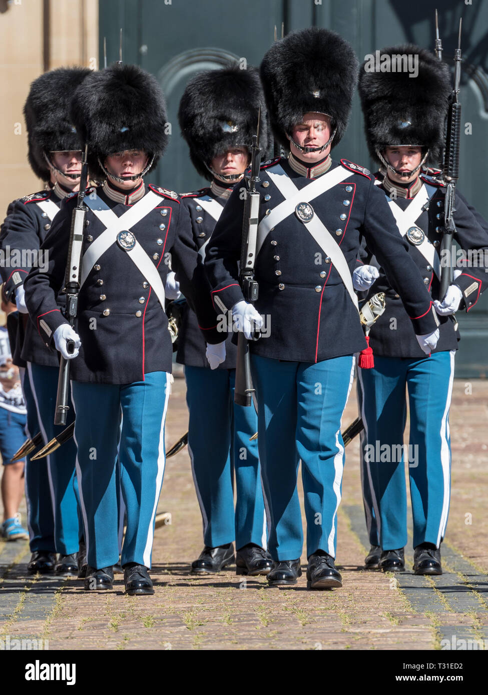 Les troupes de la famille royale danoise des maîtres nageurs dans leur uniforme bleu de cérémonie sur le défilé au Palais d'Amalienborg, lors de la relève de la garde. Banque D'Images