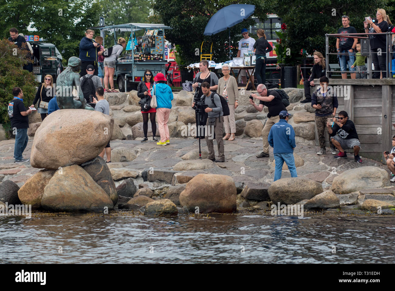 Les touristes à la recherche de la meilleure photographie de l'Edvard Eriksen's statue en bronze de Hans Christian Andersen's Petite Sirène à Langelinie, promenade Banque D'Images Les touristes à la recherche de la meilleure photographie de l'Edvard Eriksen's statue en bronze de Hans Christian Andersen's Petite Sirène à Langelinie, promenade Banque D'Images