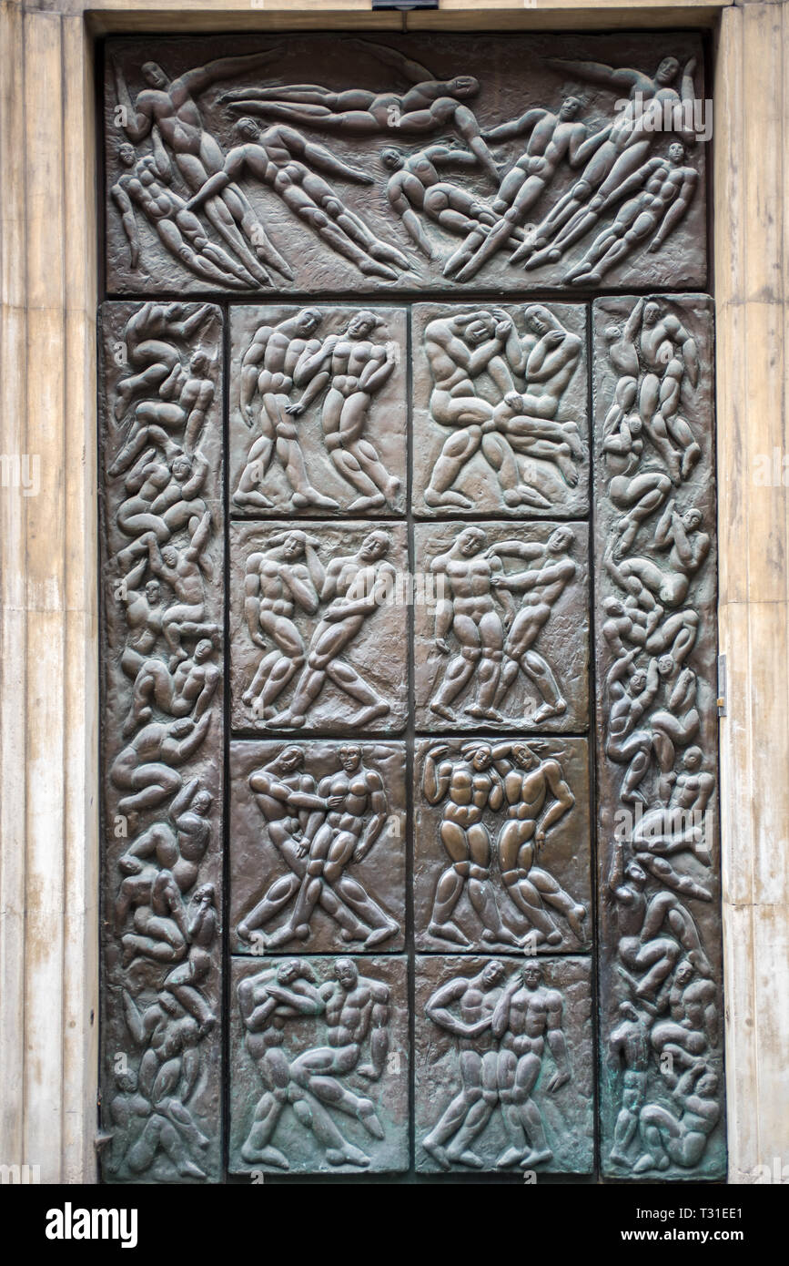 La porte de bronze ornée de l'Laeseskolen, ou la lecture de l'école, à Copenhague. C'est une école pour élèves de ballet du Théâtre Royal à Kongens Nytorv. Banque D'Images