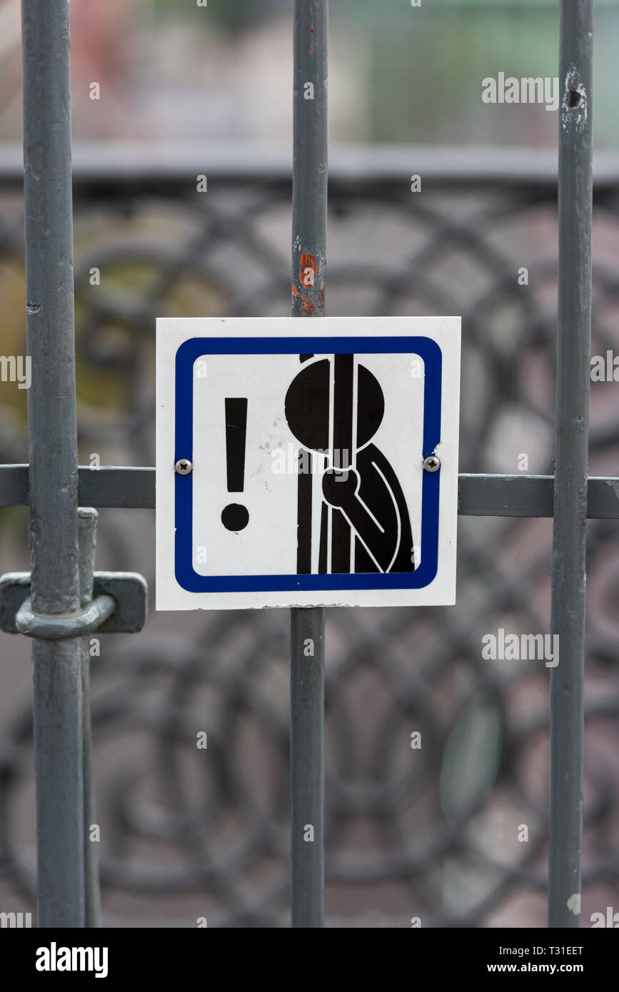 Un panneau d'avertissement en haut de la 35m de hauteur Rundetarn, Tour Ronde, au centre de Copenhague ; espérons que ce ne soit pas né de l'expérience du passé ! Banque D'Images