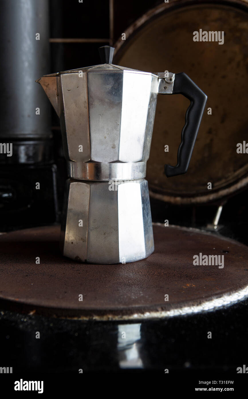 Pot de café moka sur une cuisinière. Banque D'Images