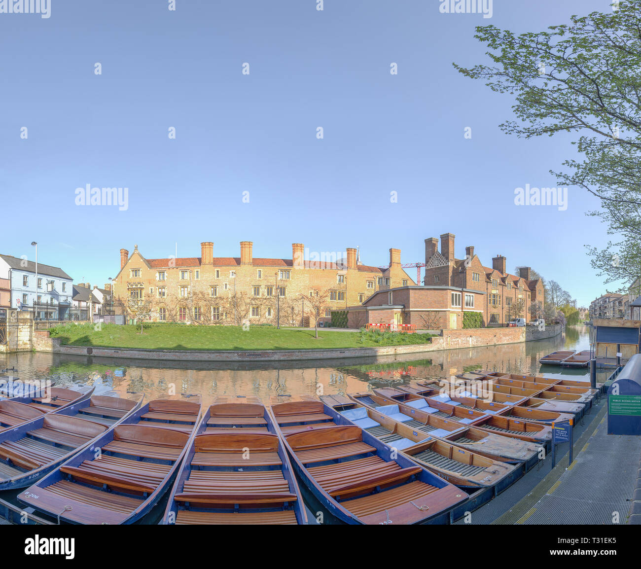 Soleil sur Magdalene College reflète dans la rivière Cam sur une journée de printemps ensoleillée à l'université de Cambridge, Angleterre, avec la location ou plates sur l'approche Banque D'Images