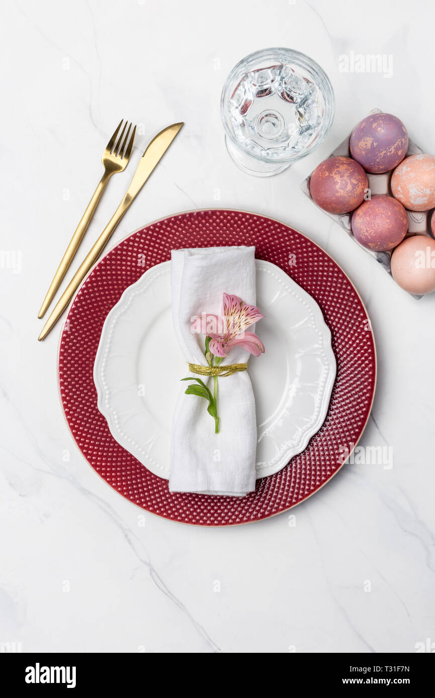 Plat de service pour le petit déjeuner de Pâques avec la fourchette, le couteau et les oeufs peints sur en arrière-plan. Concept d'Easter l'alimentation. Dessus de table, télévision lay, concept de hol Banque D'Images Plat de service pour le petit déjeuner de Pâques avec la fourchette, le couteau et les oeufs peints sur en arrière-plan. Concept d'Easter l'alimentation. Dessus de table, télévision lay, concept de hol Banque D'Images