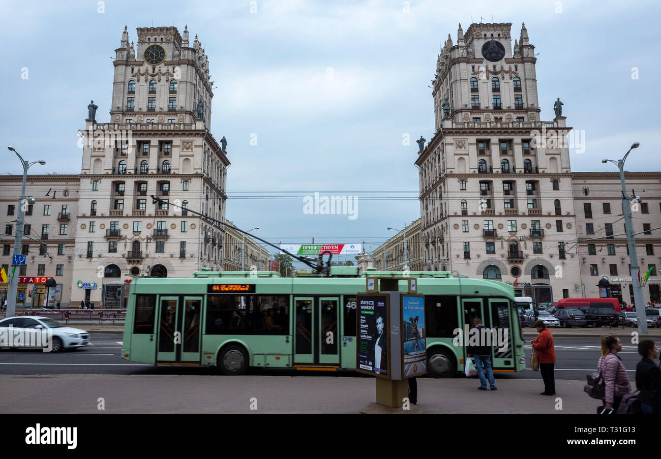 28 avril 2018, Minsk, Biélorussie. Les trolleybus sur la place de la gare à Minsk Banque D'Images