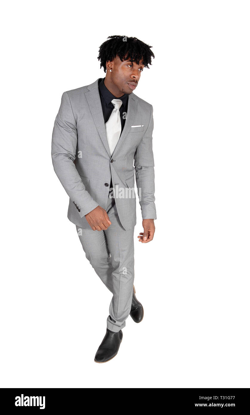 Un jeune homme afro-américain dans un costume et une cravate gris clair dans  le studio de danse, il est heureux, isolée pour fond blanc Photo Stock -  Alamy