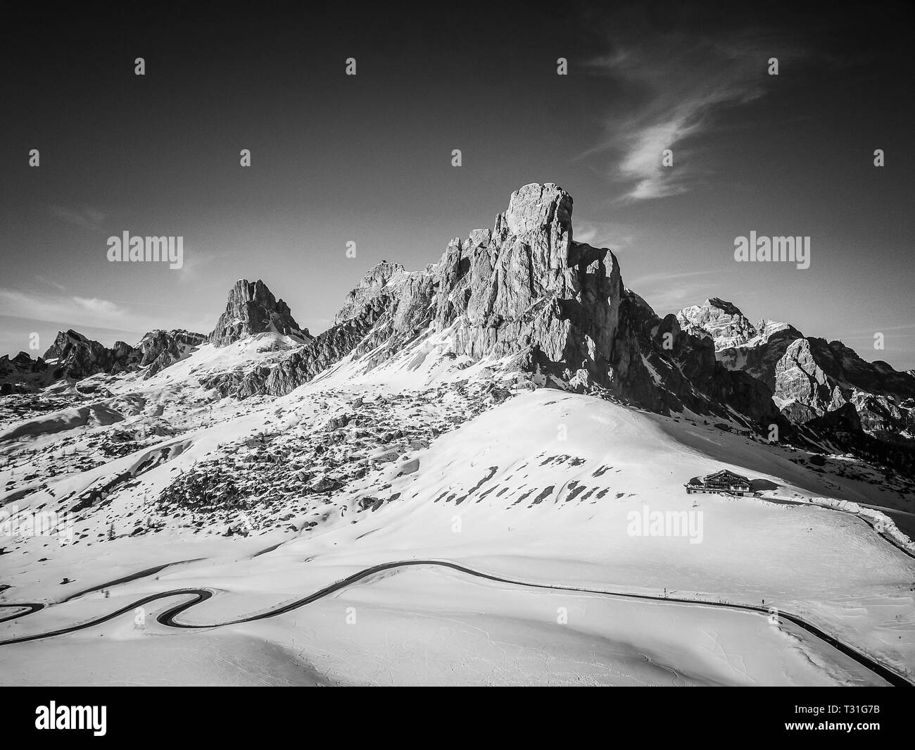 Vue panoramique de Ra Gusela pic en face du mont Averau et Nuvolau, dans la région de Passo Giau, haute de passage alpin près de Cortina d'Ampezzo, Dolomites, Italie Banque D'Images