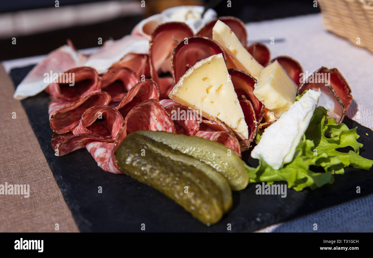 Photo d'une plaque de speck et salami italien typique avec du fromage et des cornichons, Cortina D'Ampezzo, Italie Banque D'Images Photo d'une plaque de speck et salami italien typique avec du fromage et des cornichons, Cortina D'Ampezzo, Italie Banque D'Images