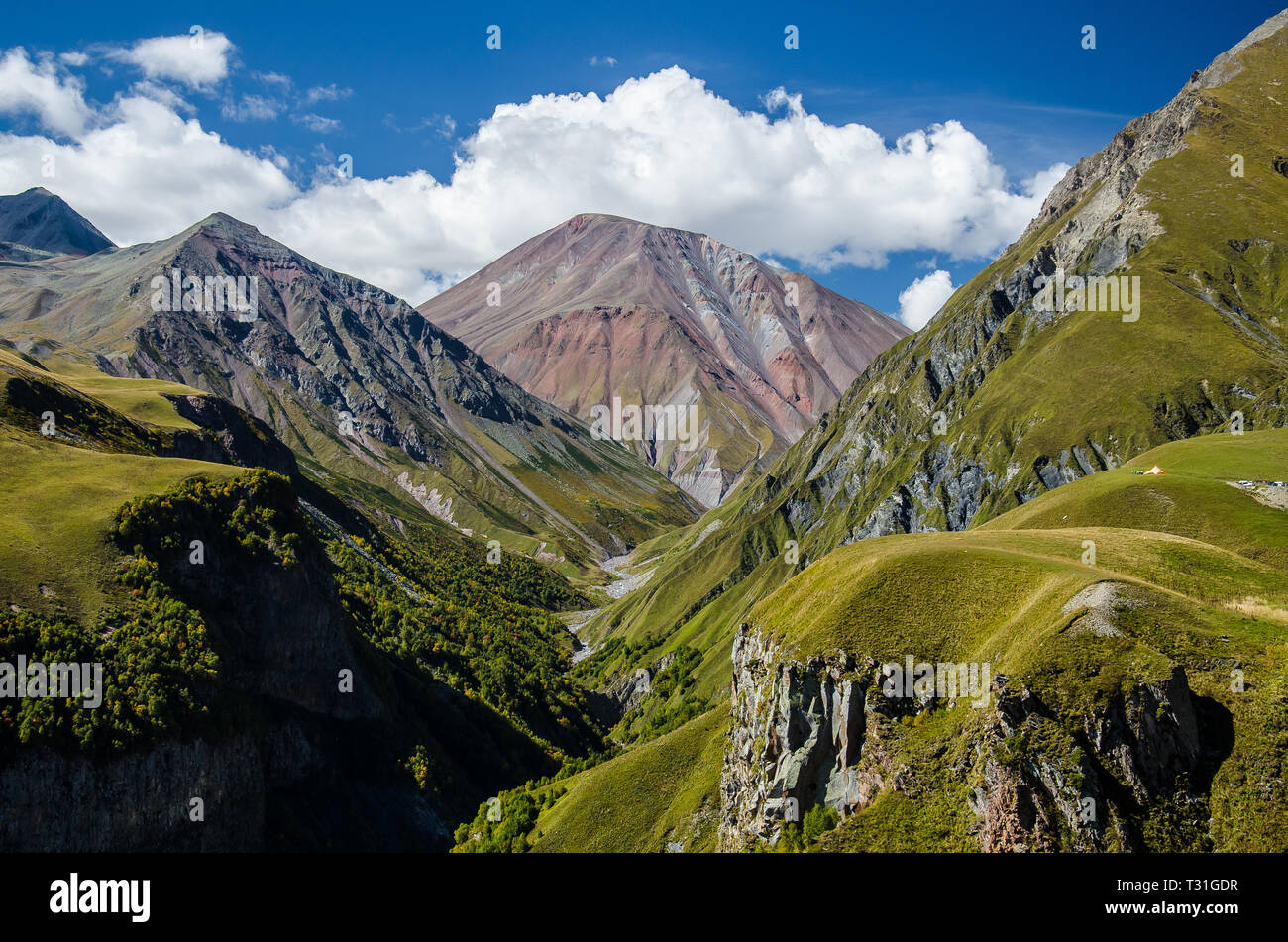 Belle vue montagnes colorées de la Russie de l'amitié en Géorgie La Géorgie, Kazbegi. Banque D'Images