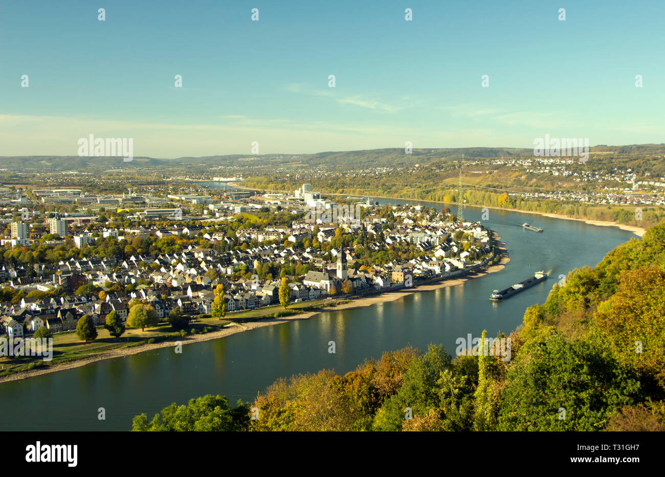 Ciel bleu et les nuages blancs au-dessus de la ville de Linz et du Rhin. L'Allemagne. Paysage ensoleillé Banque D'Images