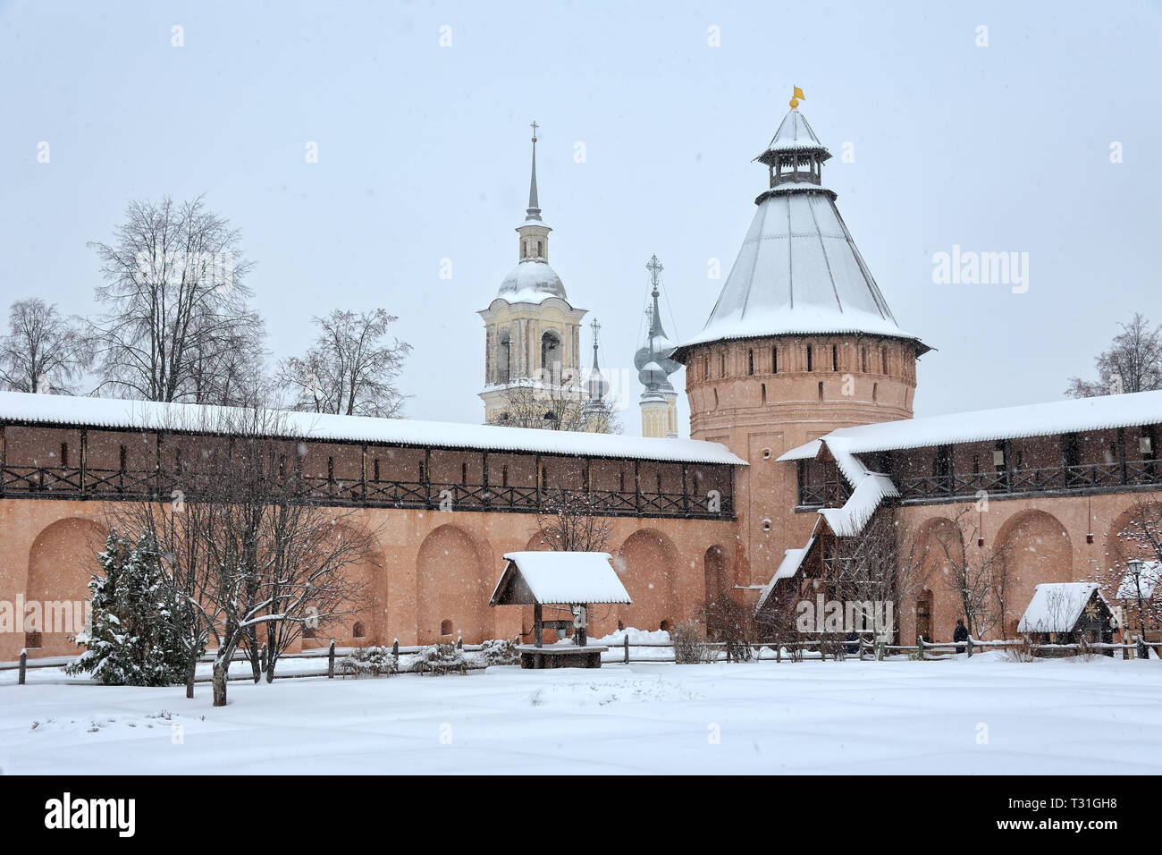= murs et tours de Sauveur monastère dans les fortes chutes de neige  = Vue de neige couvert jardin monastique sur le mur de fortification et la tour au toit de tente (17 Banque D'Images