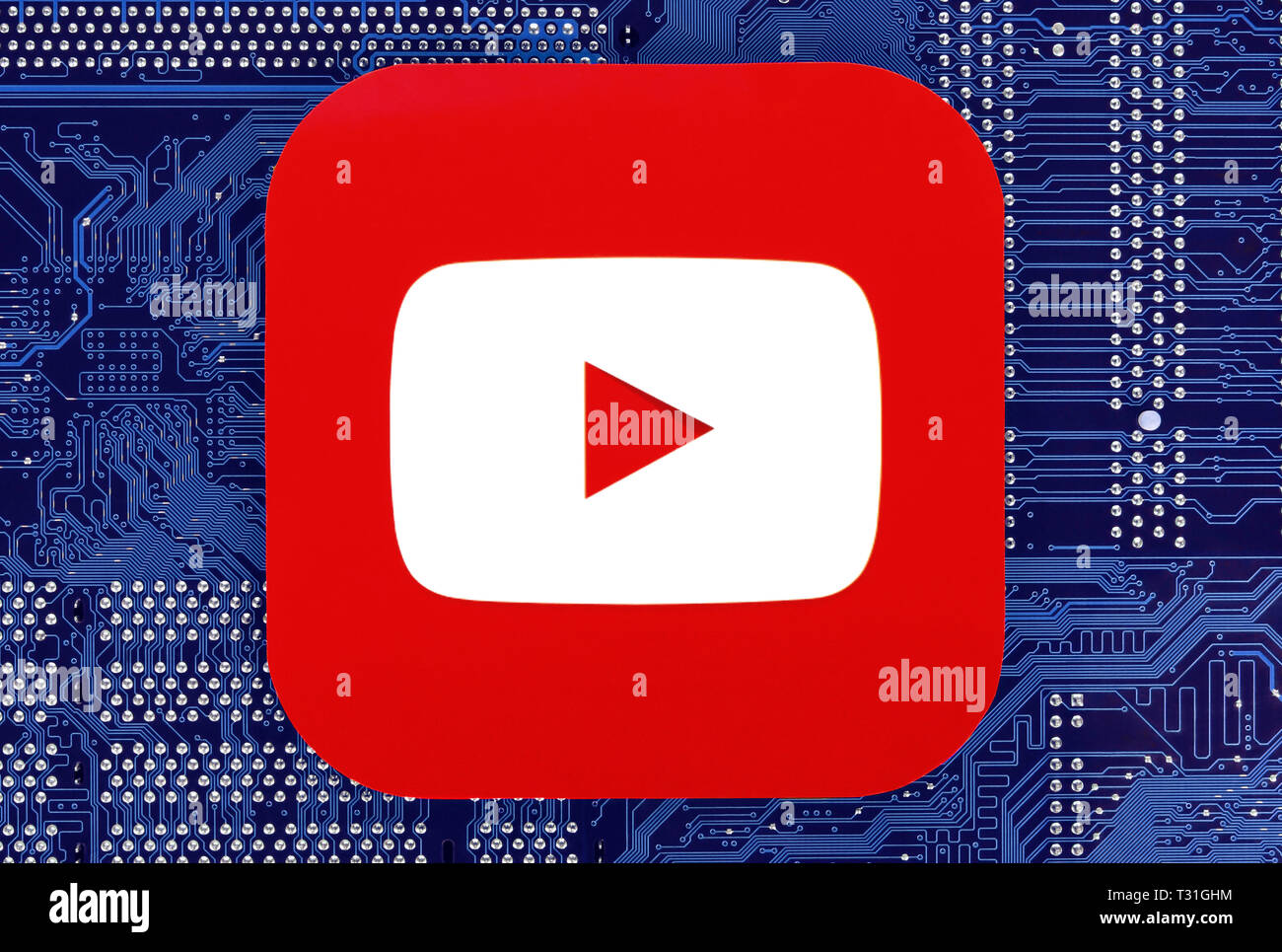 Kiev, Ukraine - 12 Février 2019 : l'icône Youtube imprimée sur du papier et placés sur la carte de circuit imprimé Banque D'Images