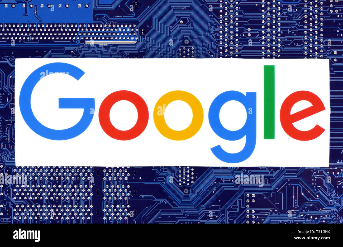 Kiev, Ukraine - 12 Février 2019 : Google logo imprimé sur papier et placés sur la carte de circuit imprimé Banque D'Images