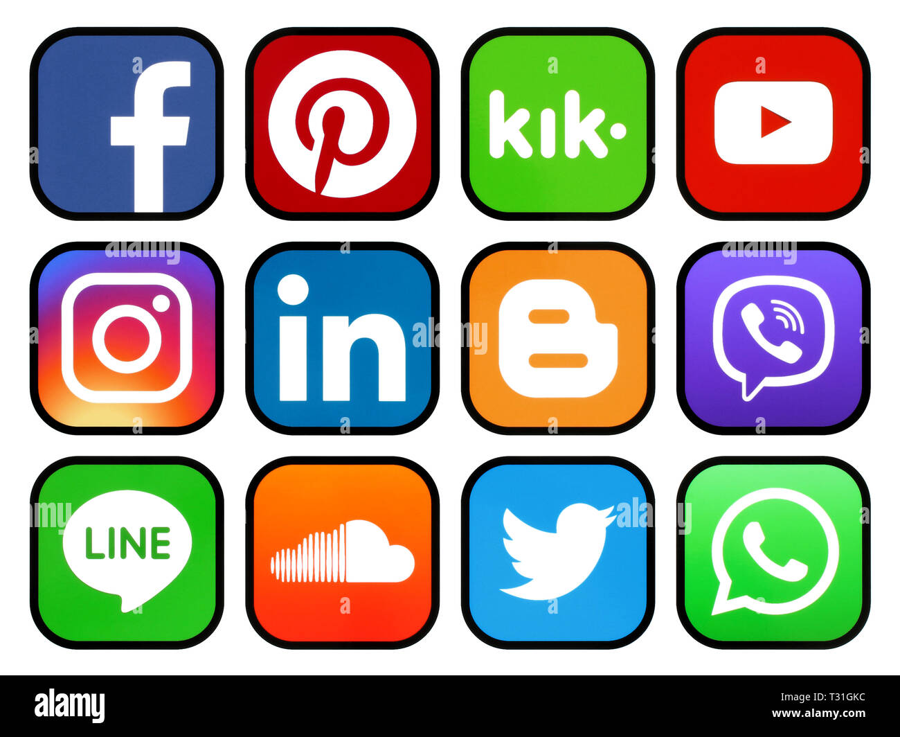 Kiev, Ukraine - 13 Février 2019 : Ensemble d'icônes arrondi noir avec des médias sociaux imprimée sur du papier : Pinterest, Twitter, Instagram, Facebook, lien Banque D'Images