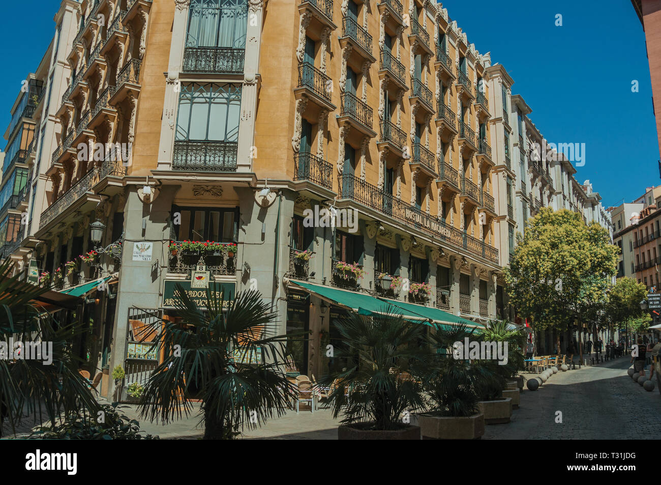 Charmant immeuble ancien à eatery et personnes marchant sur une rue calme à Madrid. Capitale de l'Espagne avec dynamisme et vie culturelle intense. Banque D'Images