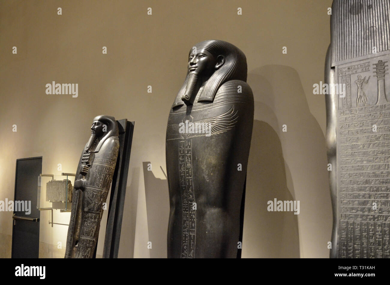 Turin, Piémont, Italie. Mars 2019. Au musée Égyptien, exposition de sarcophages. Banque D'Images