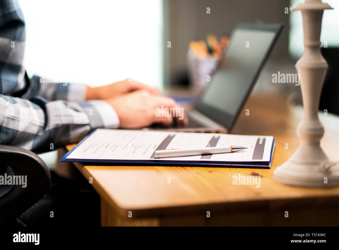 Formulaire d'enquête, la satisfaction du client, sondage de rétroaction pour reprendre ou de demande d'emploi pour l'université. L'homme écrit avec ordinateur portable. Contrat d'assurance ou de voiture. Banque D'Images