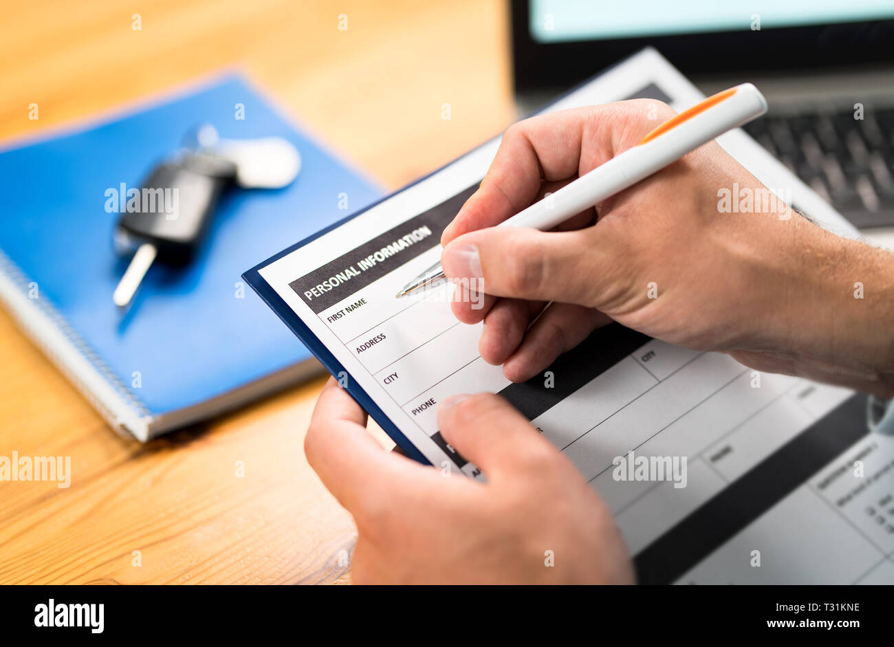 Formulaire d'assurance automobile, prêt bancaire, contrat de location ou contrat de réparation. Homme écrivant des informations personnelles dans le document. Achat ou vente par le client. Banque D'Images