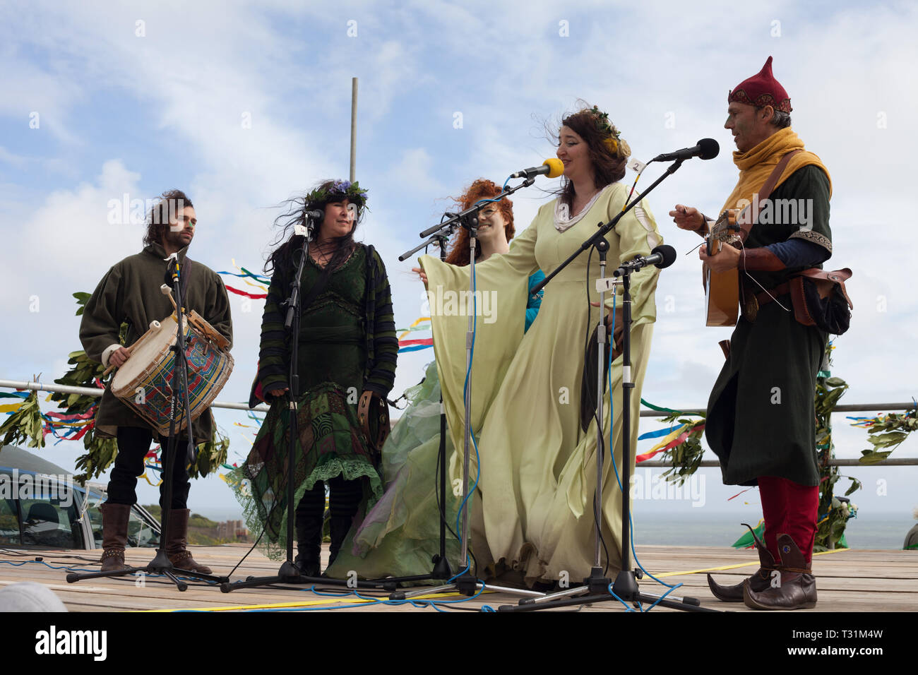 Un ensemble musical celtique en costume de Bretagne sur scène dans le West Hill au cours de Jack in the Green festival, Hastings, East Sussex, UK Banque D'Images