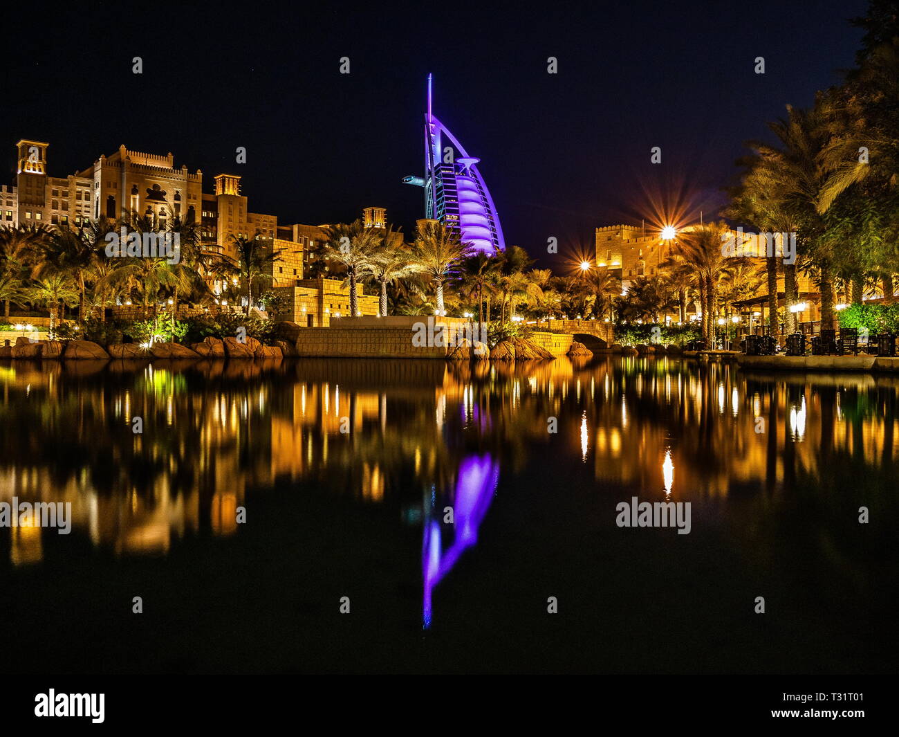 La vue nocturne de Madinat Jumeirah Banque D'Images