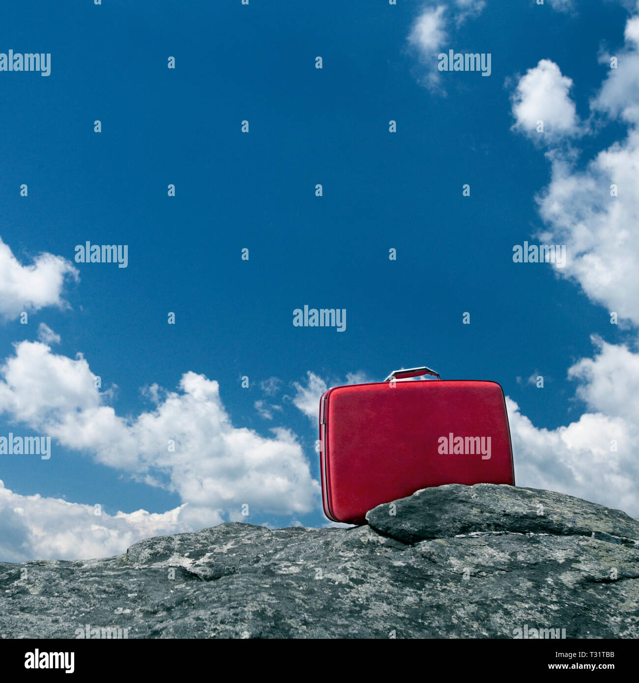 Valise rouge solitaire en plein air Banque D'Images