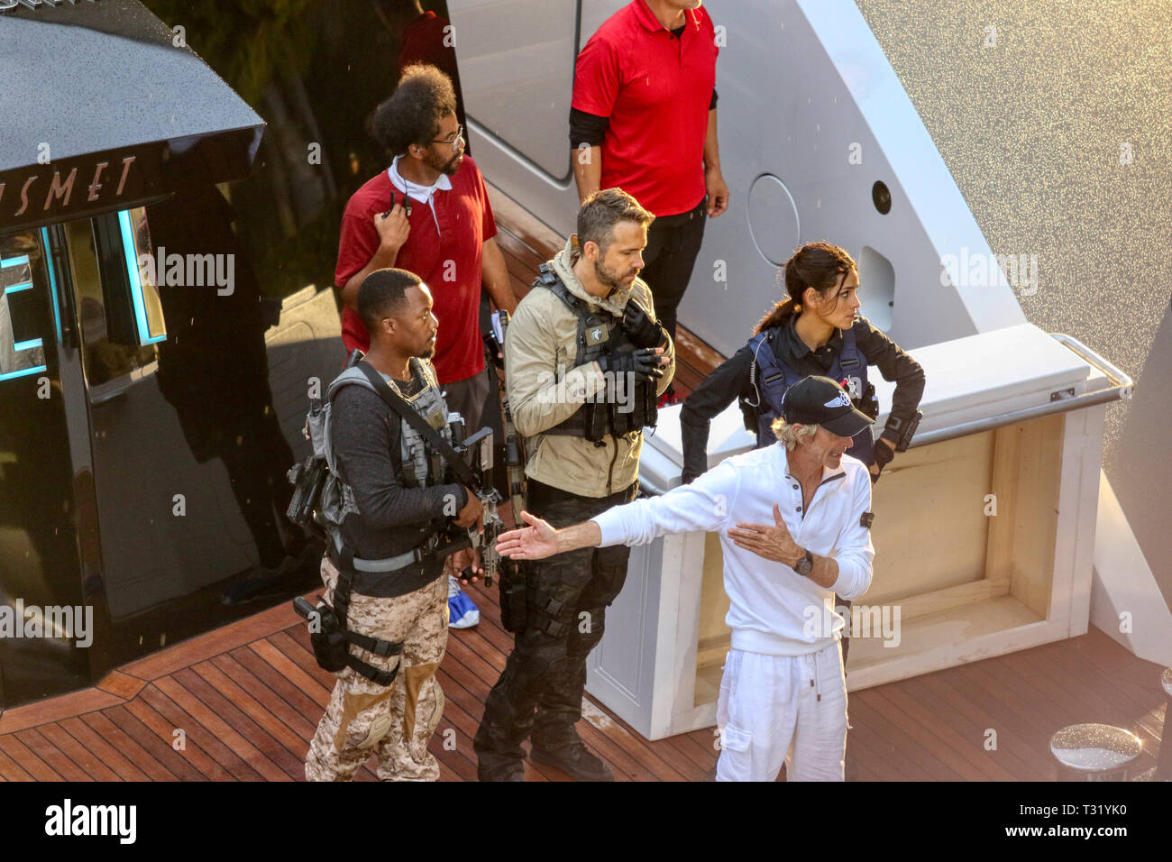 Les acteurs Ryan Reynolds et Adria Arjona avec le réalisateur Michael Bay, sur l'ensemble du Film Underground Six Netflix tourné en Tarente, Pouilles, Italie Banque D'Images